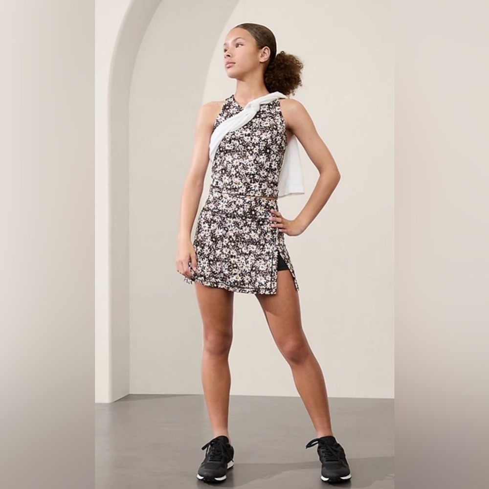 Athleta Girls Goal Getter Skort size XXL/16
Color: Camomile Floral Black NWOT
